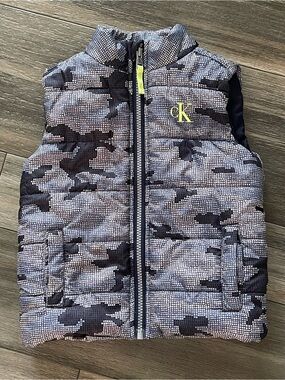 Calvin Klein Toddler camo puffer vest EUC
